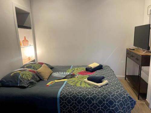 une chambre avec un lit avec des draps et des oreillers bleus dans l'établissement Ty Logis, à Vannes