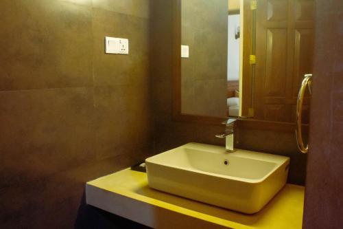 a bathroom with a sink and a mirror at Dream Lagoon in Katunayake