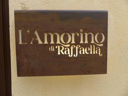 L'Amorino di Raffaellaに飾ってある許可証、賞状、看板またはその他の書類