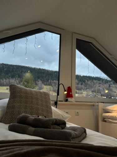 ein Schlafzimmer mit einem Bett und einem großen Fenster in der Unterkunft Domek na Kępce in Szczyrk