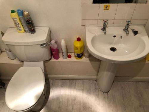 Ένα μπάνιο στο 1st floor Large single room for one person in Rotherham plus kitchen