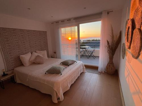 - une chambre avec un lit et un balcon dans l'établissement Superb villa-Hauteurs Bastia-Heated pool-View, à Bastia