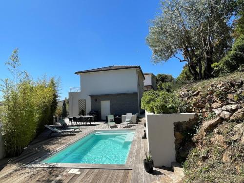 une piscine devant une maison dans l'établissement Superb villa-Hauteurs Bastia-Heated pool-View, à Bastia