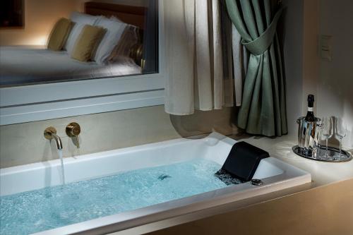 The Athenian Aroma - Suite with Jacuzzi