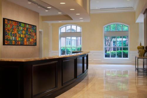 a large lobby with a bar with two windows at Houston Marriott Sugar Land in Sugar Land