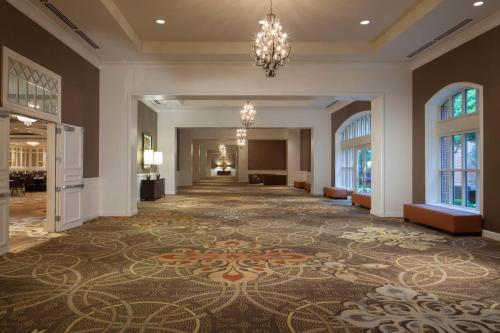 a large lobby with a large rug on the floor at Houston Marriott Sugar Land in Sugar Land