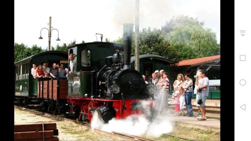 an old photo of a train with a group of people at Xanadi Heilehaus kleine Auszeit Kururlaub in Bruchhausen-Vilsen