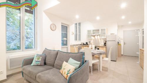 un salon et une cuisine avec un canapé et une table dans l'établissement Residence du parc, à Luz-Saint-Sauveur