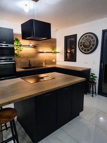 - une cuisine avec un comptoir en bois et un évier dans l'établissement Ideal 24h Le Mans and horse European pole, à Savigné-lʼÉvêque