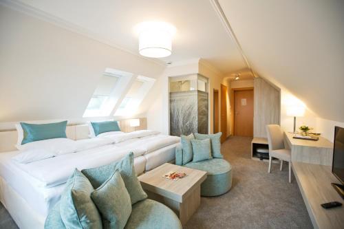 a living room with a white couch and a table at Boutiquehotel Myn Utspann in Husum
