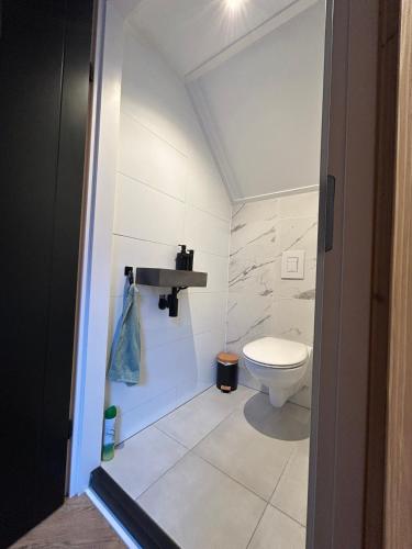 Ένα μπάνιο στο Tiny House Thuus