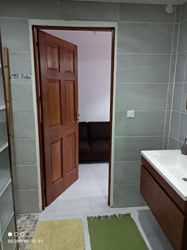 Ένα μπάνιο στο Superbe F3 tout confort avec terrasse et jardin