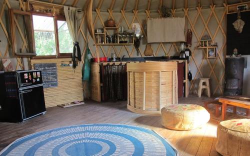 Zimmer mit einer Küche mit einem Herd und einem Tisch in der Unterkunft Traslasierra Nono Balneario paso de las tropas in Las Calles