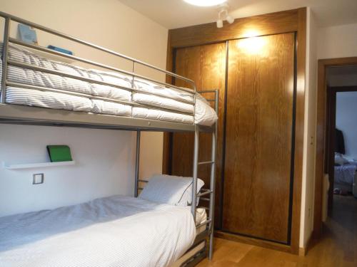 a bedroom with two bunk beds and a closet at Apartamento en Panticosa in Panticosa