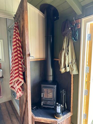 Kuchyň nebo kuchyňský kout v ubytování Secret Paddock Shepherds Hut