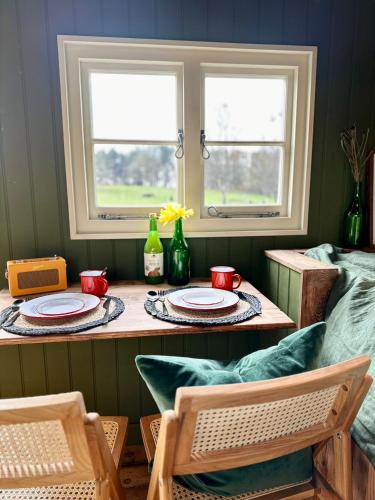 Posezení v ubytování Secret Paddock Shepherds Hut