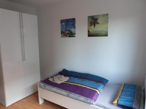een kamer met een bed met drie foto's aan de muur bij Wohnung im Zentrum des Ruhrgebiets in Castrop-Rauxel
