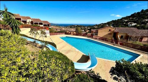 une image d'une piscine dans une maison dans l'établissement Terrasse de 30m2 vue mer panoramique 1 chambre, à Cavalaire-sur-Mer