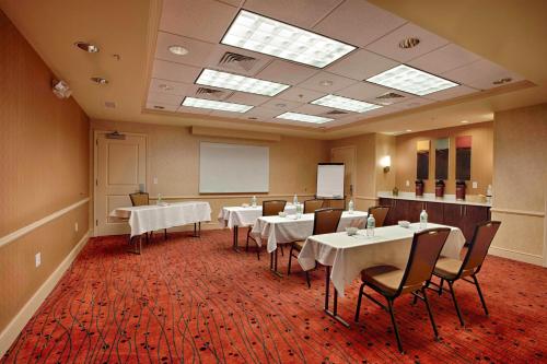 ein Konferenzraum mit Tischen und Stühlen und einer Leinwand in der Unterkunft Residence Inn Neptune at Gateway Center in Neptune City