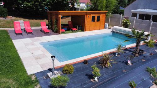 - une piscine dans un jardin avec un kiosque dans l'établissement la vallee du cher, à Monthou-sur-Cher