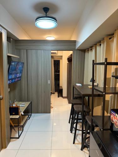 pokój ze stołem, krzesłami i telewizorem w obiekcie 2 bedroom Haven w mieście Manila