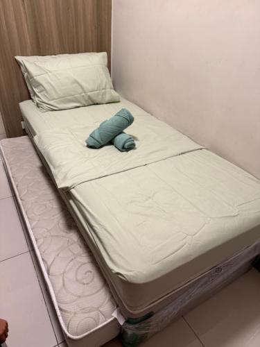 un letto con un animale di peluche sopra di 2 bedroom Haven a Manila