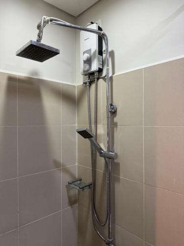 una doccia in un bagno con soffione di 2 bedroom Haven a Manila