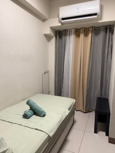 una habitación con una cama y aire acondicionado en 2 bedroom Haven, en Manila