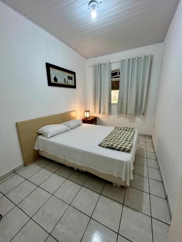 a bedroom with a bed and a window at Casa Vista Pedra Azul in Domingos Martins