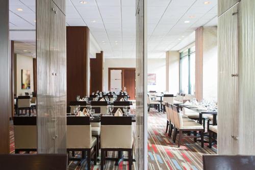 a dining room with tables and chairs in a restaurant at Washington Dulles Marriott Suites in Herndon