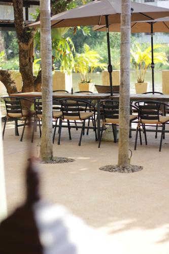 Un restaurante o sitio para comer en Tolani Riverside Villa