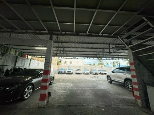 a parking lot with cars parked in it at Thành Đạt Hotel Bạc Liêu in Bạc Liêu