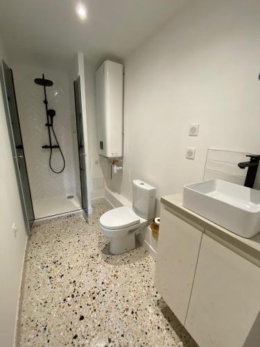 une salle de bain avec toilettes, douche et lavabo dans l'établissement Les jardins de la mer - Calme - Terrasse - Parking - 200m de la mer, aux Lecques