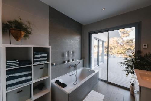 Ένα μπάνιο στο Villa luxe Ibiza Style, with heated pool