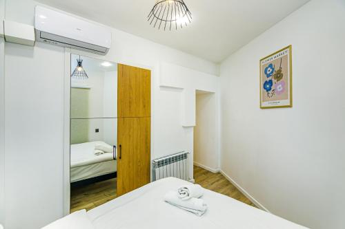 Ένα ή περισσότερα κρεβάτια σε δωμάτιο στο CHAMOMILE Luxury Apartment in Nizami street