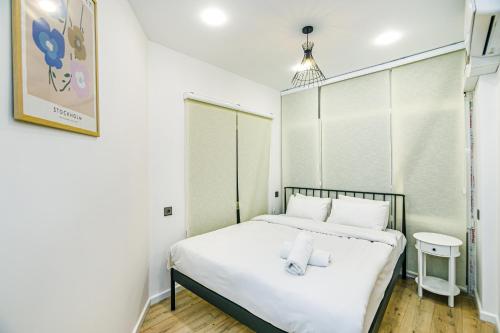 Ένα ή περισσότερα κρεβάτια σε δωμάτιο στο CHAMOMILE Luxury Apartment in Nizami street
