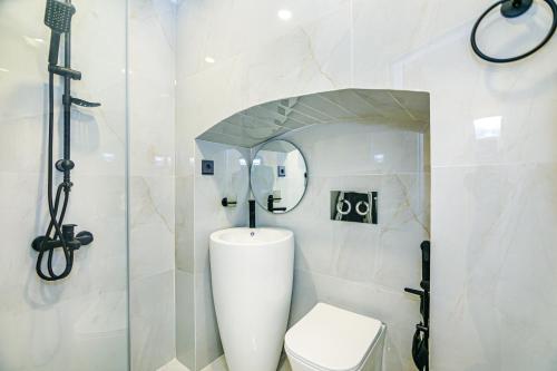 Ένα μπάνιο στο CHAMOMILE Luxury Apartment in Nizami street