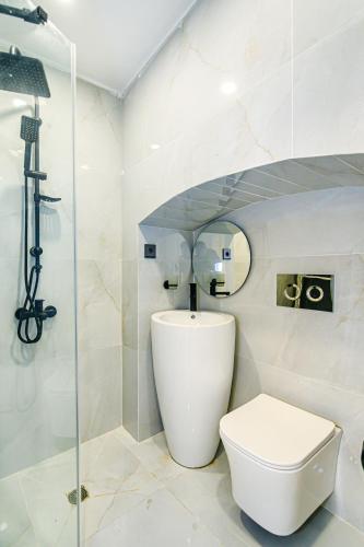 Ένα μπάνιο στο CHAMOMILE Luxury Apartment in Nizami street
