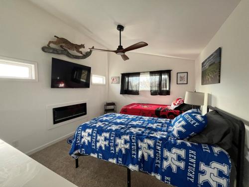 a bedroom with a bed and a tv in it at Downtown Bourbon House in Somerset
