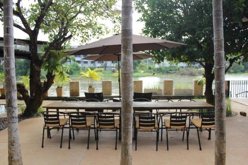 Jardín al aire libre en Tolani Riverside Villa
