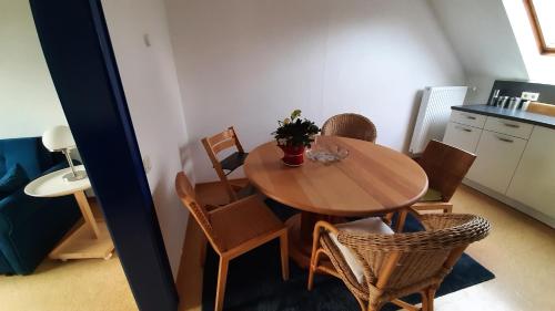 a dining room table and chairs with a plant on it at Gemütliche Ferienwohnung für bis zu 6 Personen in Altenberge