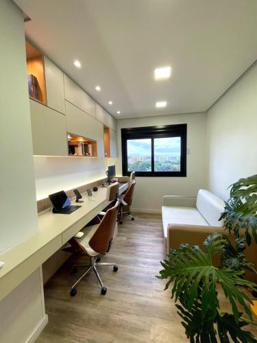 an office with desks and chairs and a window at Cobertura Amanhecer em Dois Irmãos in Dois Irmãos