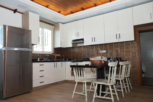 Η κουζίνα ή μικρή κουζίνα στο Panoramic Matn Chalet