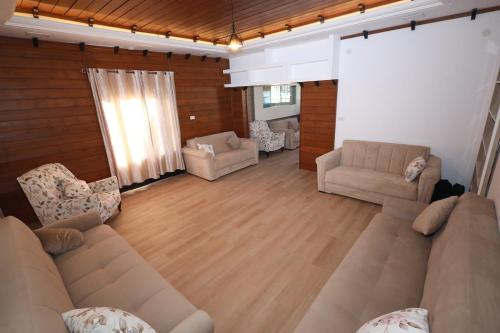 Χώρος καθιστικού στο Panoramic Matn Chalet