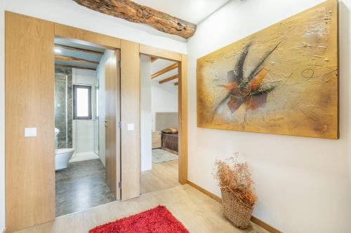 ein Badezimmer mit Wandgemälde in der Unterkunft Casa Oliveira Gêres in Terras de Bouro