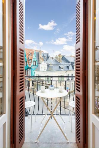 une table et des chaises sur un balcon avec vue dans l'établissement Lovely Suite Sea, à Trouville-sur-Mer