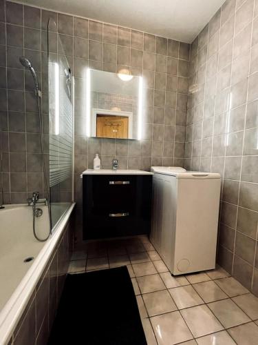 une salle de bain avec une baignoire, un lavabo et une douche dans l'établissement Alpine Serenity, à Morzine