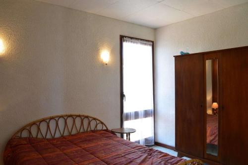 une chambre avec un lit et une grande fenêtre dans l'établissement SP930-004 Appartement 3 pièces 4 couchages SAINT PIERRE LA MER, à Saint Pierre La Mer