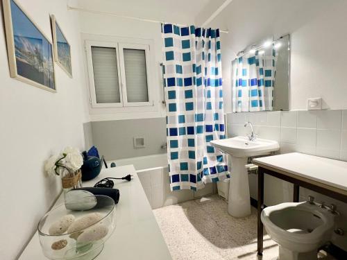 une salle de bain avec un lavabo, des toilettes et une douche dans l'établissement Terrace and view on all Nice city, à Nice