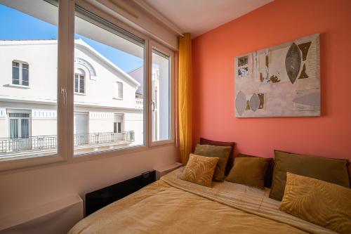 a bedroom with a bed and a window at Le Cosy Perpignan Centre, 2 rooms, 2 bathrooms, free WIFI, free parking, lift, central, renovated, spacious in Perpignan